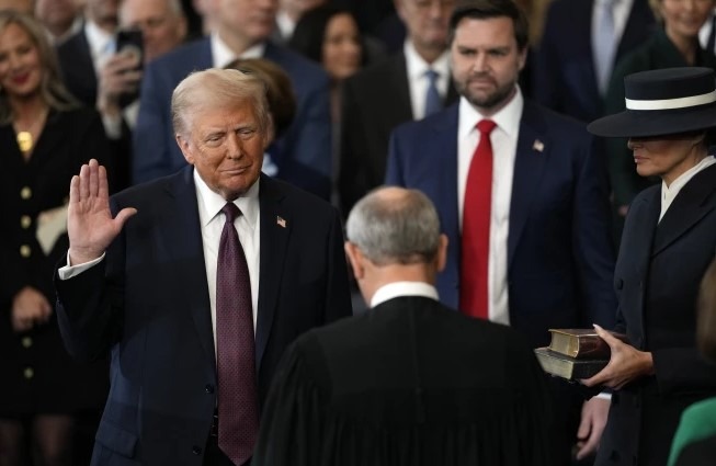 Donald Trump jura su cargo como presidente de EEUU