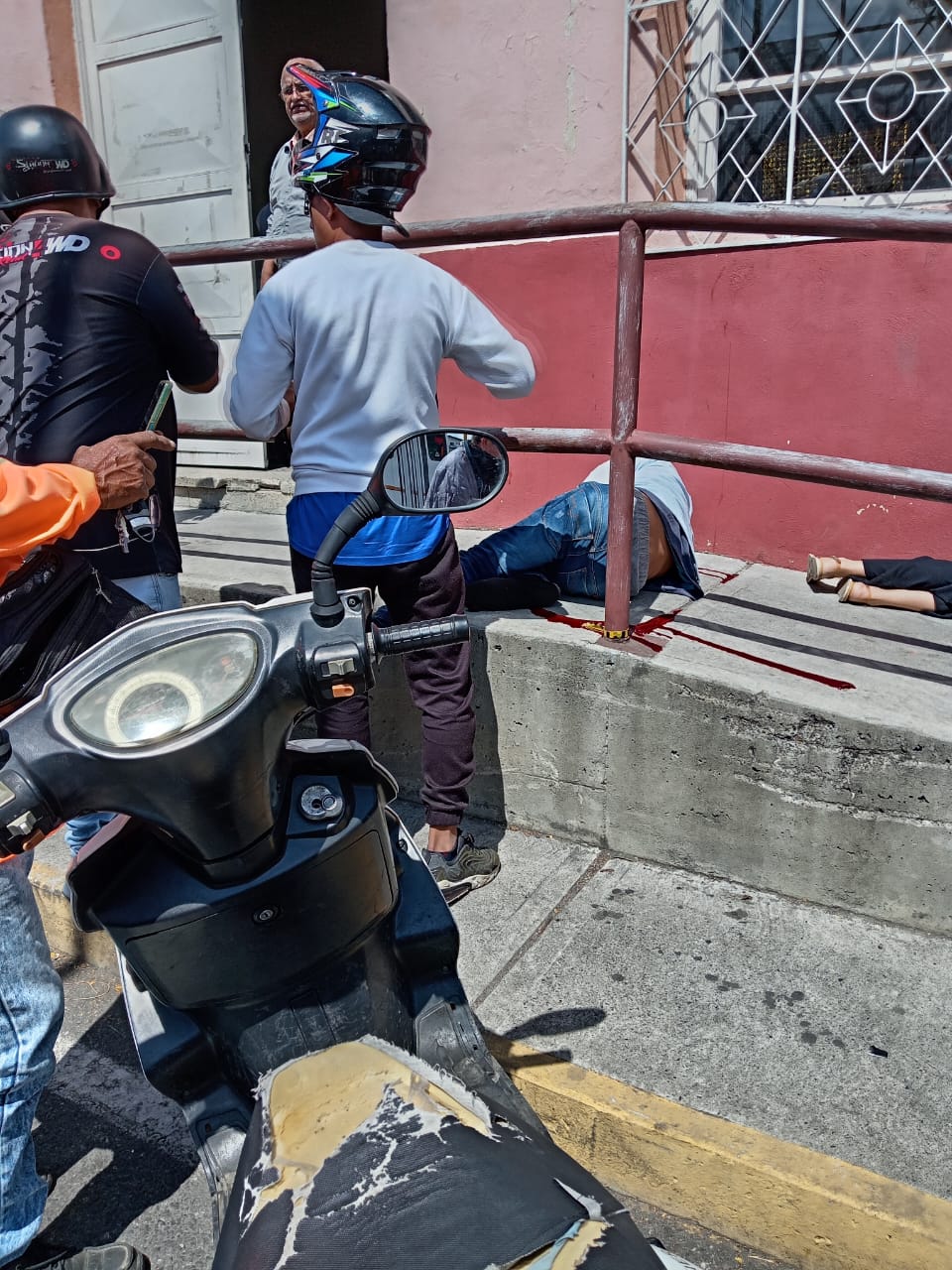 Fuerte choque entre auto y moto en la av Venezuela deja dos personas lesionadas