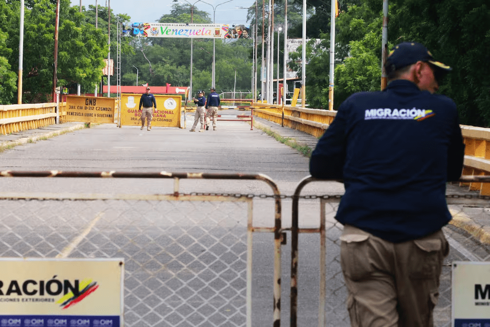 Ministros colombianos se trasladaron a la frontera con Venezuela para vigilar el cierre previsto hasta el lunes 13-Ene