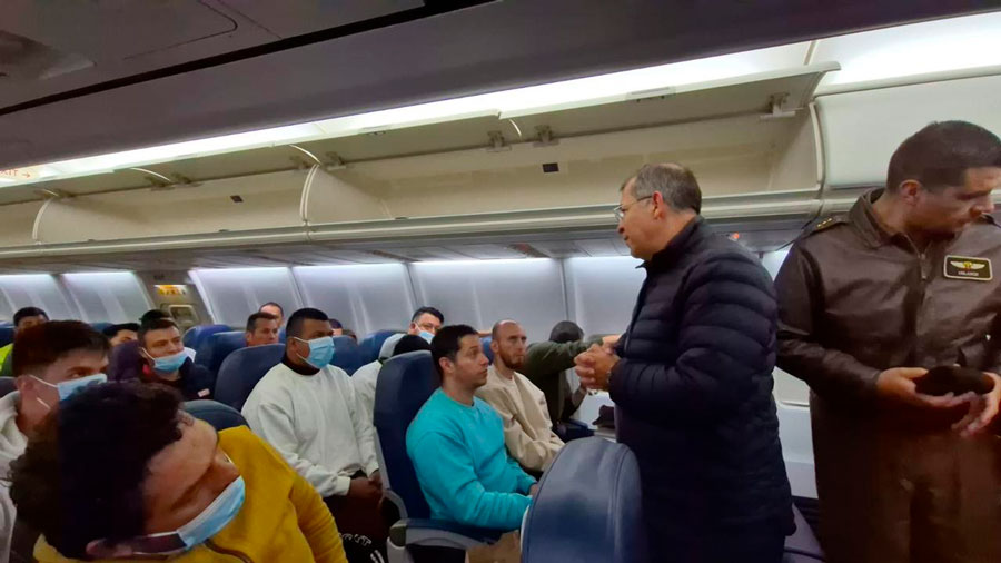 Petro recibe a colombianos deportados de EE. UU.