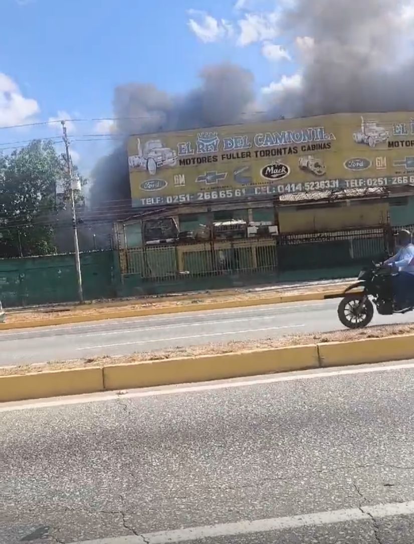 Fuerte Incendio Consume Galpón en la Avenida Florencio Jiménez
