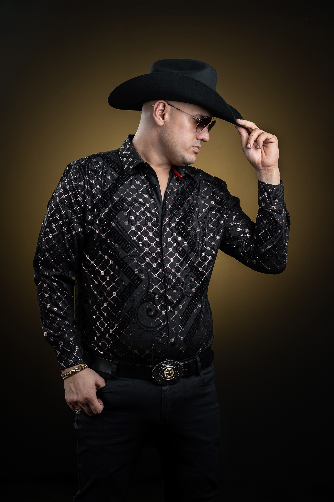 El cantante José Pablo lanza polémico video rompiendo tabúes en la música regional mexicana