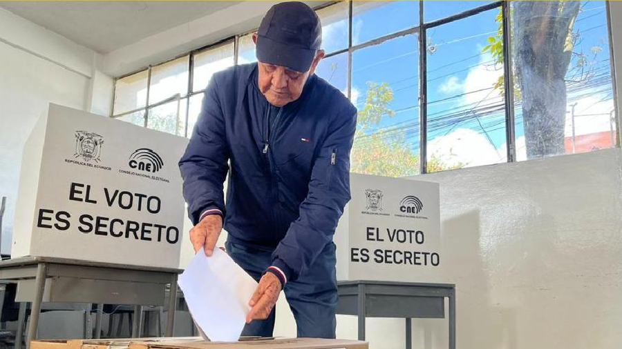 Cierran colegios electorales en los comicios presidenciales de Ecuador