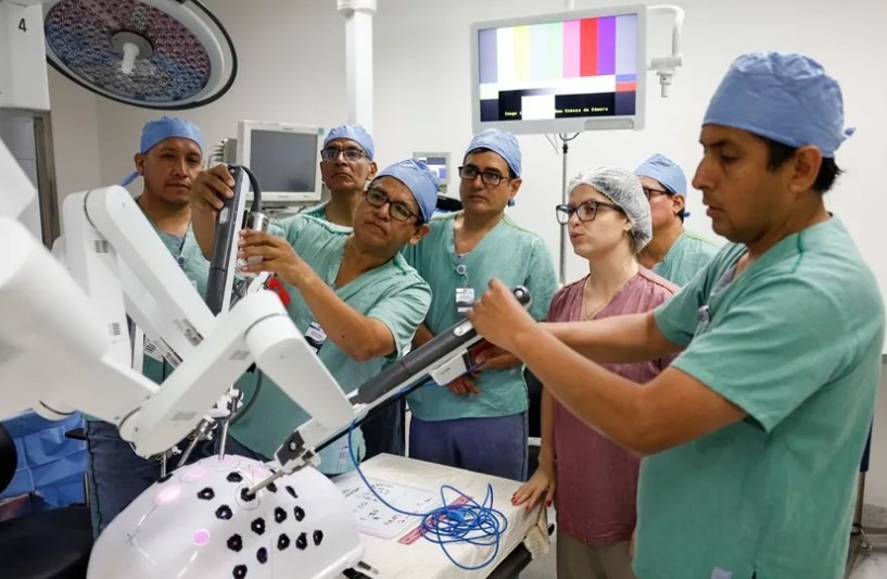 Médicos latinos se preparan en cirugías robóticas desde Brasil