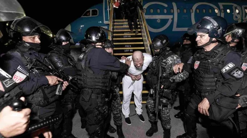 ¿En qué consiste la ley promovida por Trump para deportar a venezolanos a El Salvador?