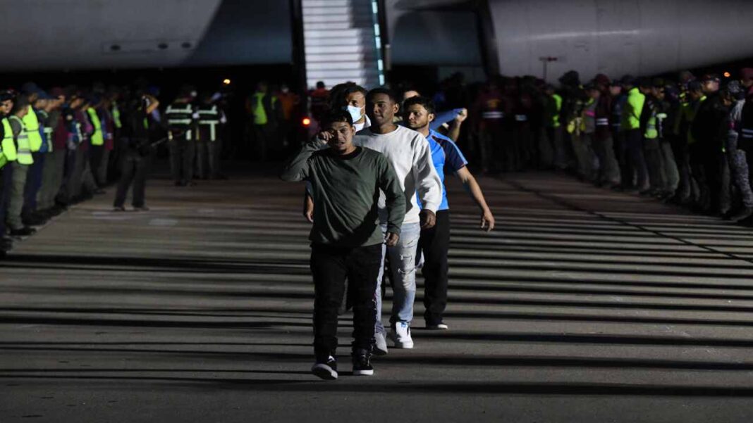 Llegan a Venezuela 199 migrantes deportados desde Estados Unidos