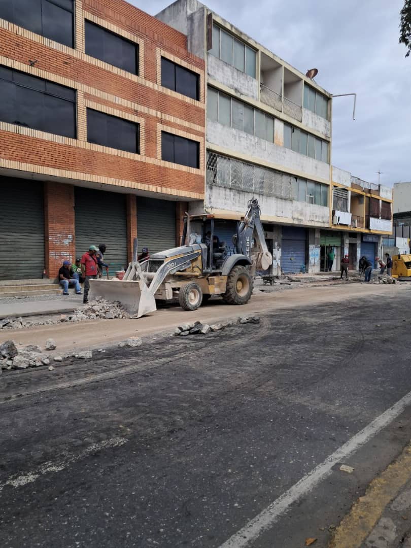 Construyen aceras de avanza en diferentes frentes de trabajo