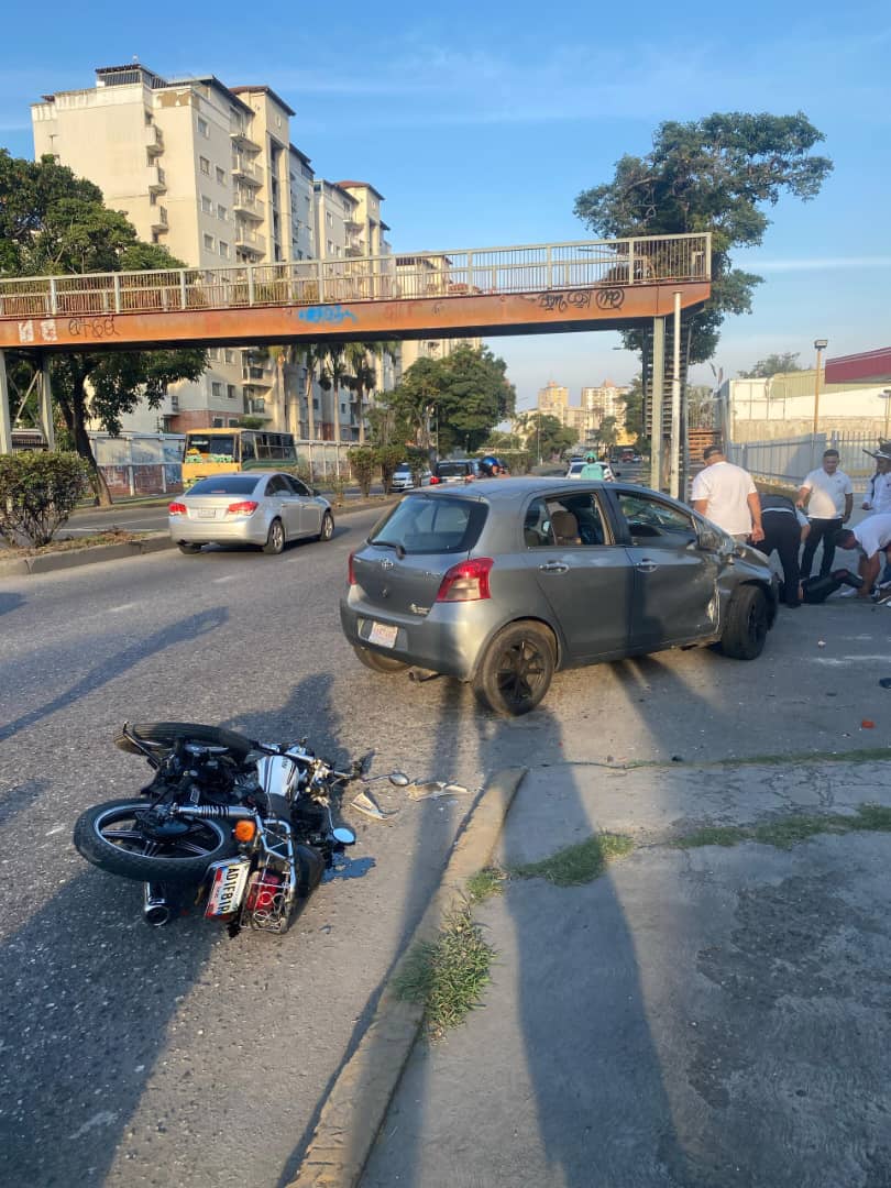 ¡Susto! Accidente en la avenida Pedro León Torres deja un motorizado herido