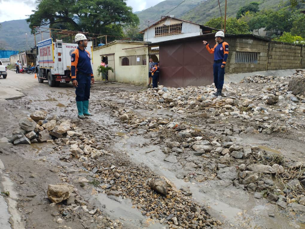 Lluvias generan crecidas en quebradas de Río Claro y obstaculizan vías
