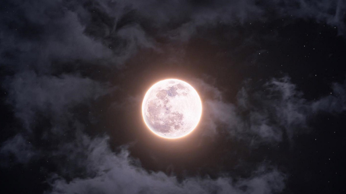 Conozca qué es la Luna Rosa y a qué hora podrá verse en Venezuela