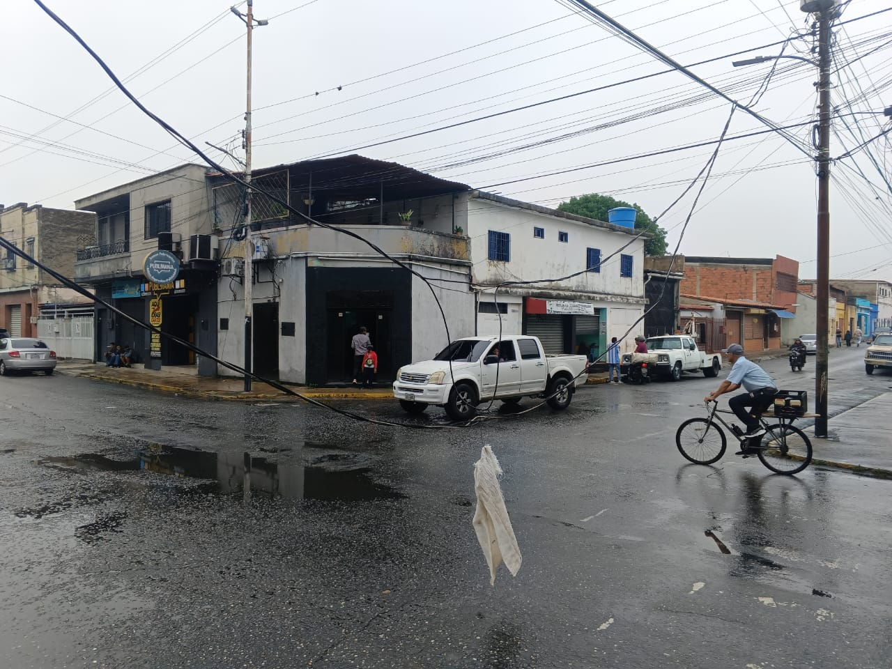 Lluvias dejan sin electricidad a vecinos del centro de Barquisimeto tras caída de cables