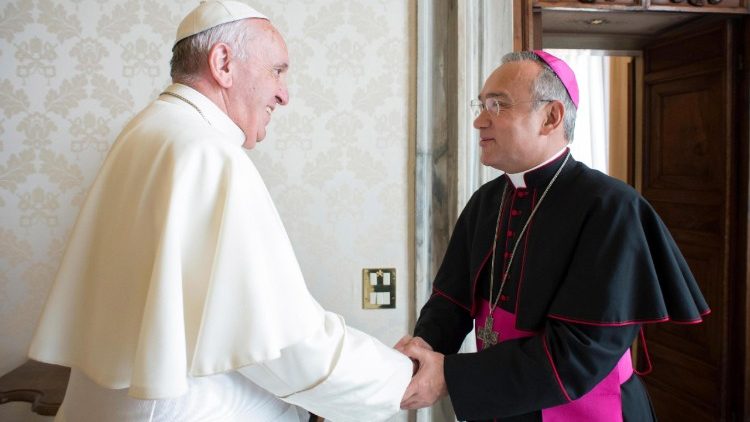 Monseñor Edgar Peña Parra: El obispo venezolano que ha estado al lado del Papa Francisco hasta su fallecimiento