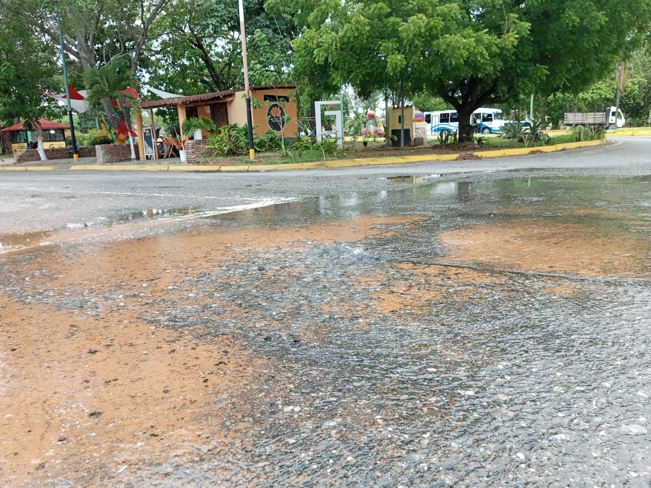 Grave bote de agua potable afecta a la urbanización Los Cardones en Barquisimeto