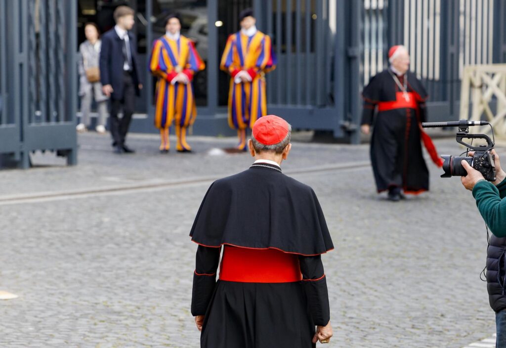 VATICAN CITY (Vatican City State (Holy See)), 28/04/2025.- Cardinals arrive at the Vatican for the fifth meeting of the Congregation of Cardinals, Vatican City, 28 April 2025. The cardinals continue their deliberations during general congregations held following the death of Pope Francis, in preparation for the assembly to elect a new pope, known as the conclave. (Papa) EFE/EPA/FABIO FRUSTACI