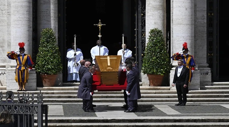 Entierro del papa Francisco se produjo ante sus familiares y el camarlengo