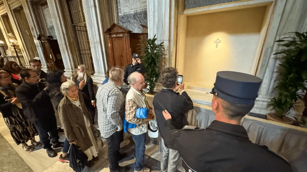 Cientos de personas visitan la tumba del papa Francisco este domingo