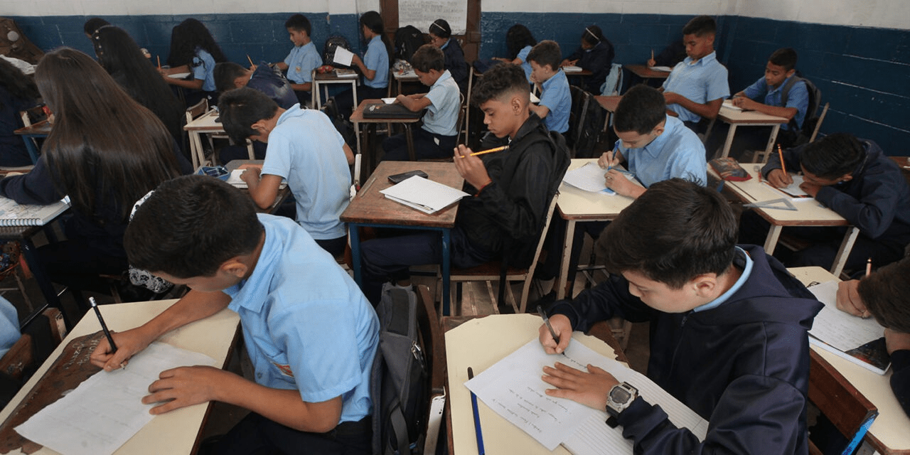 Estudio revela bajo rendimiento de bachilleres venezolanos en matemáticas y comprensión lectora