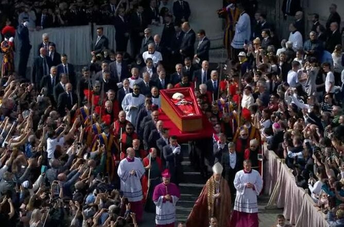 Trasladan el cuerpo del papa Francisco a la Basílica de San Pedro