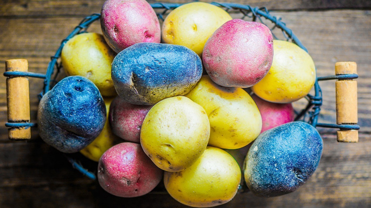 ¡Escandaloso! precio de los huevos obliga a los estadounidenses pintar papas y cebollas para la Pascua