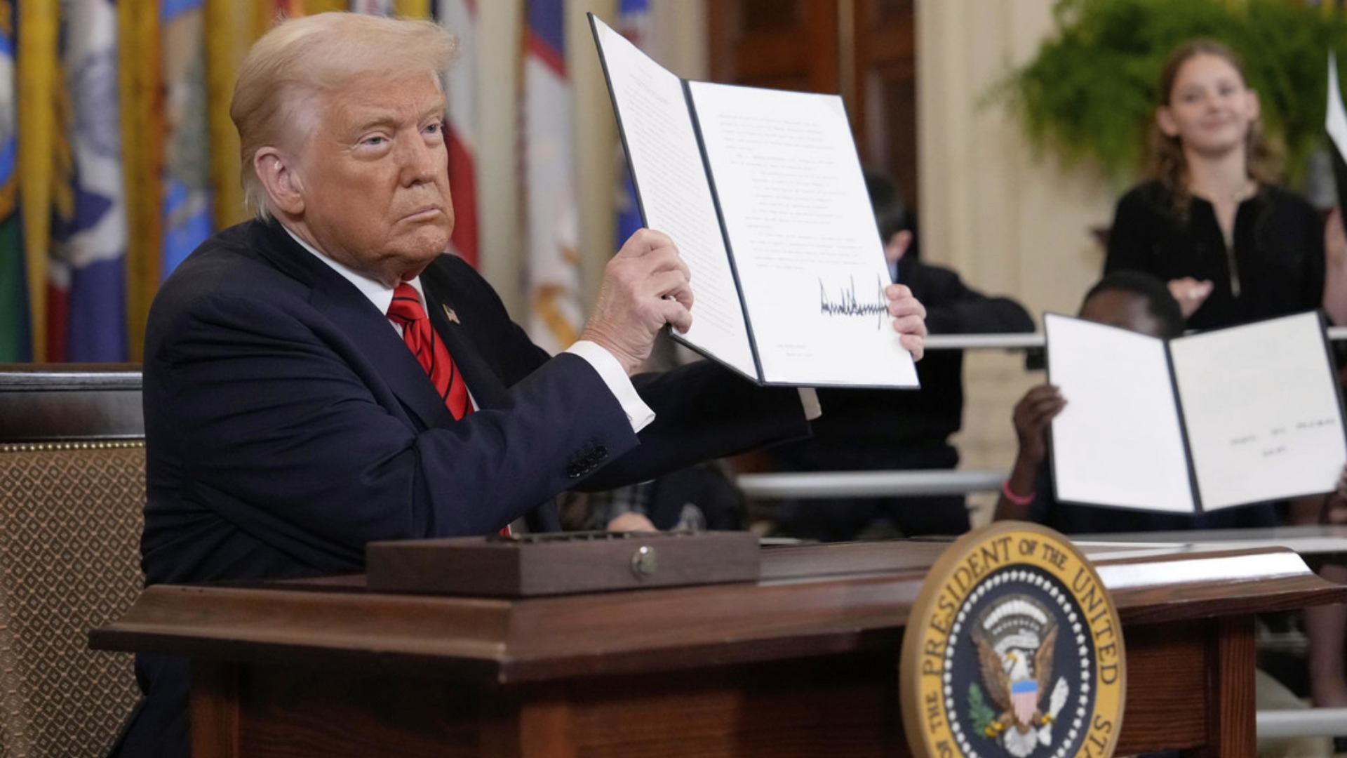Entran en vigor aranceles de Trump contra decenas de países, incluido el de 104% sobre China