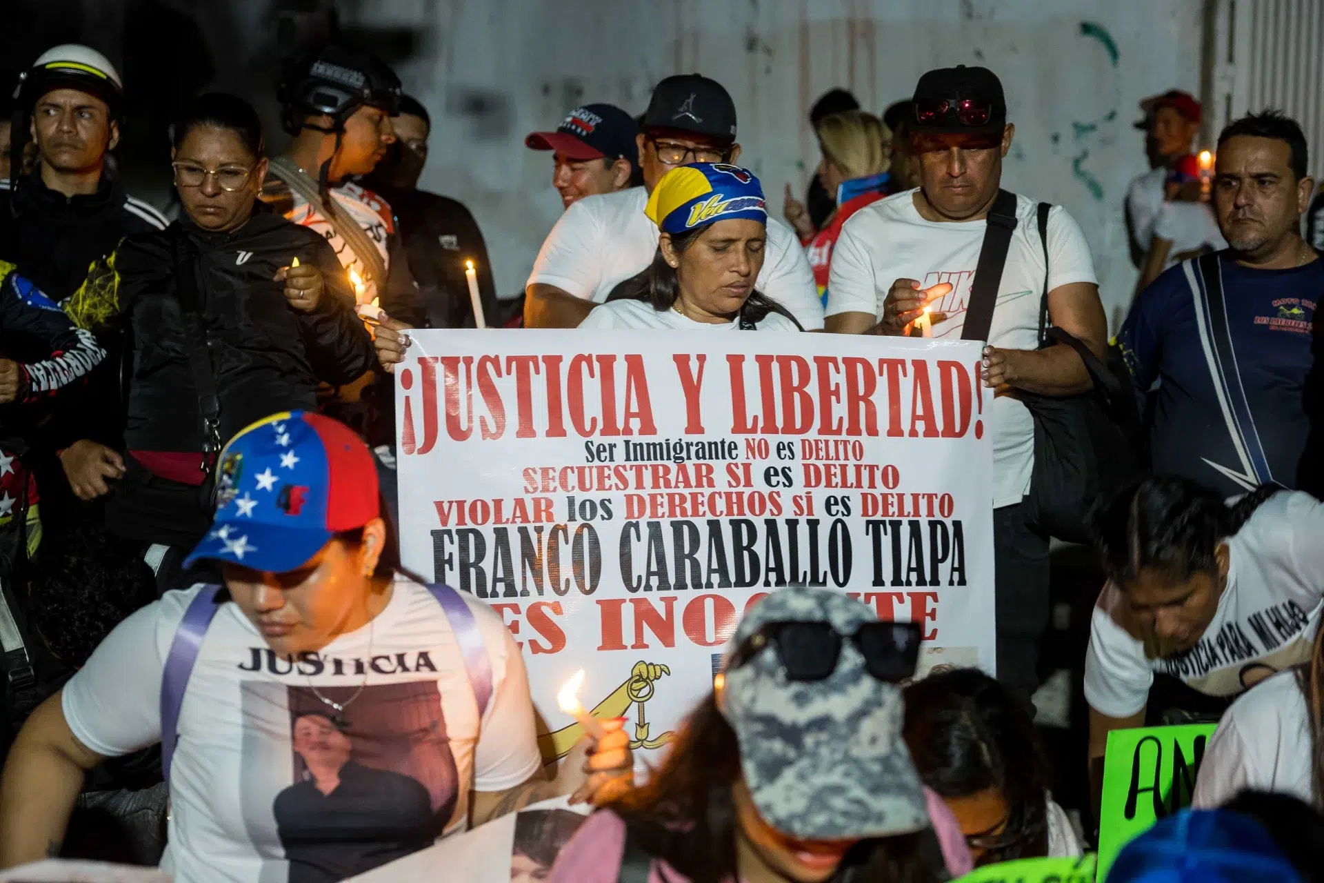 Familiares de migrantes venezolanos presos en El Salvador piden a Bukele liberarlos