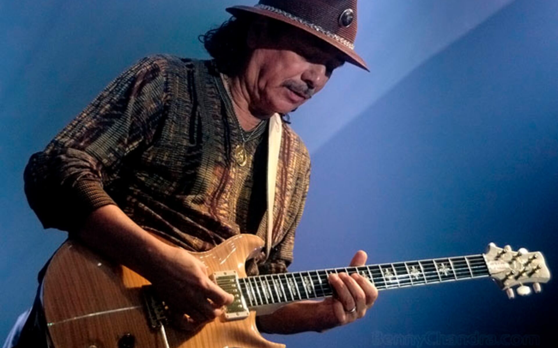 Carlos Santana: La leyenda de la guitarra que ha conquistado generaciones con su sabor latino