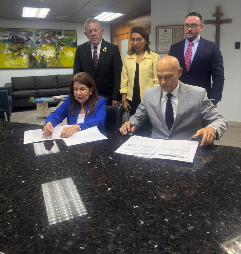 Sistema de Salud Madre Rafols y LUZ firman convenio de cooperación en materia de investigación, docencia y asistencia comunitaria.