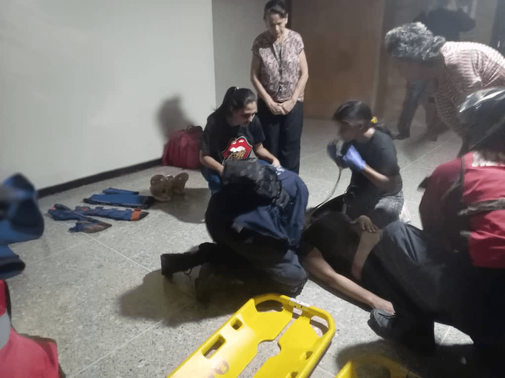 3 personas rescatadas por Bomberos tras desplome de ascensor desde noveno piso