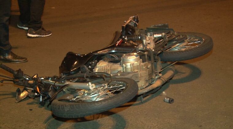 Tragedia en La Apostoleña: Motorizado pierde la vida en accidente por pavimento mojado