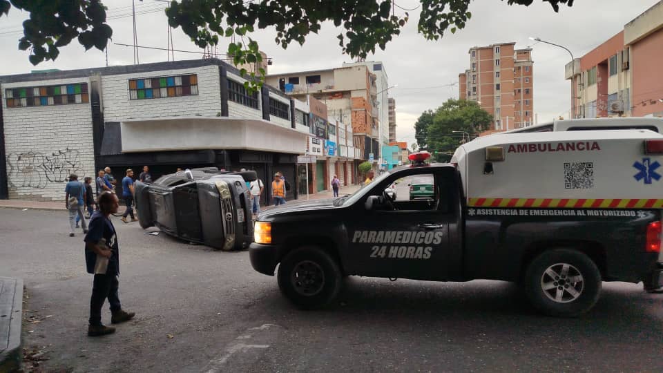camioneta se vuelca y colisiona con un autobús lleno de pasajeros