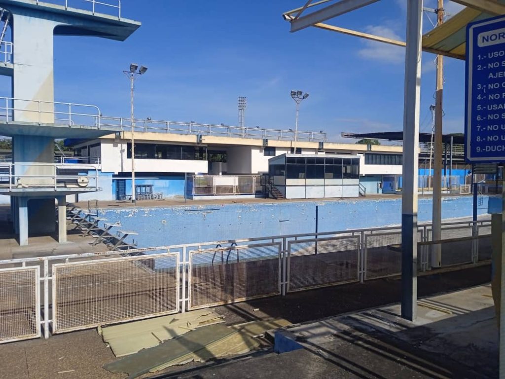 Una piscina que clama por agua