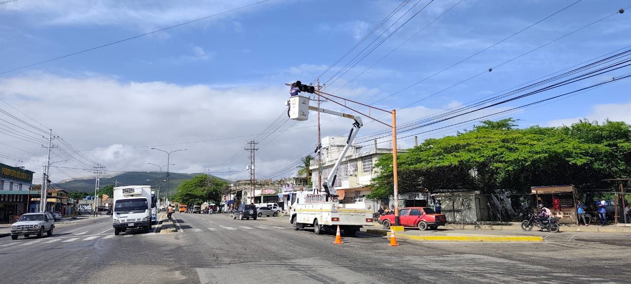 AMTT diariamente realiza mantenimiento preventivo a semáforos de la ciudad