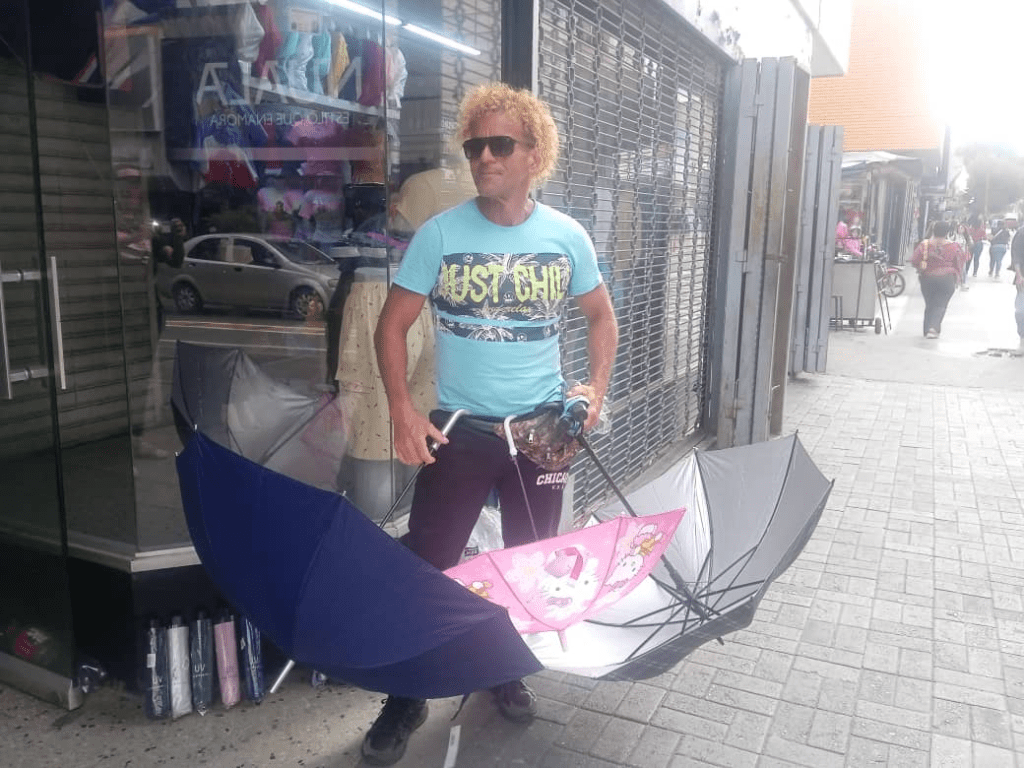 "Empecé con colonias y emprendí con los paraguas hasta hoy día"