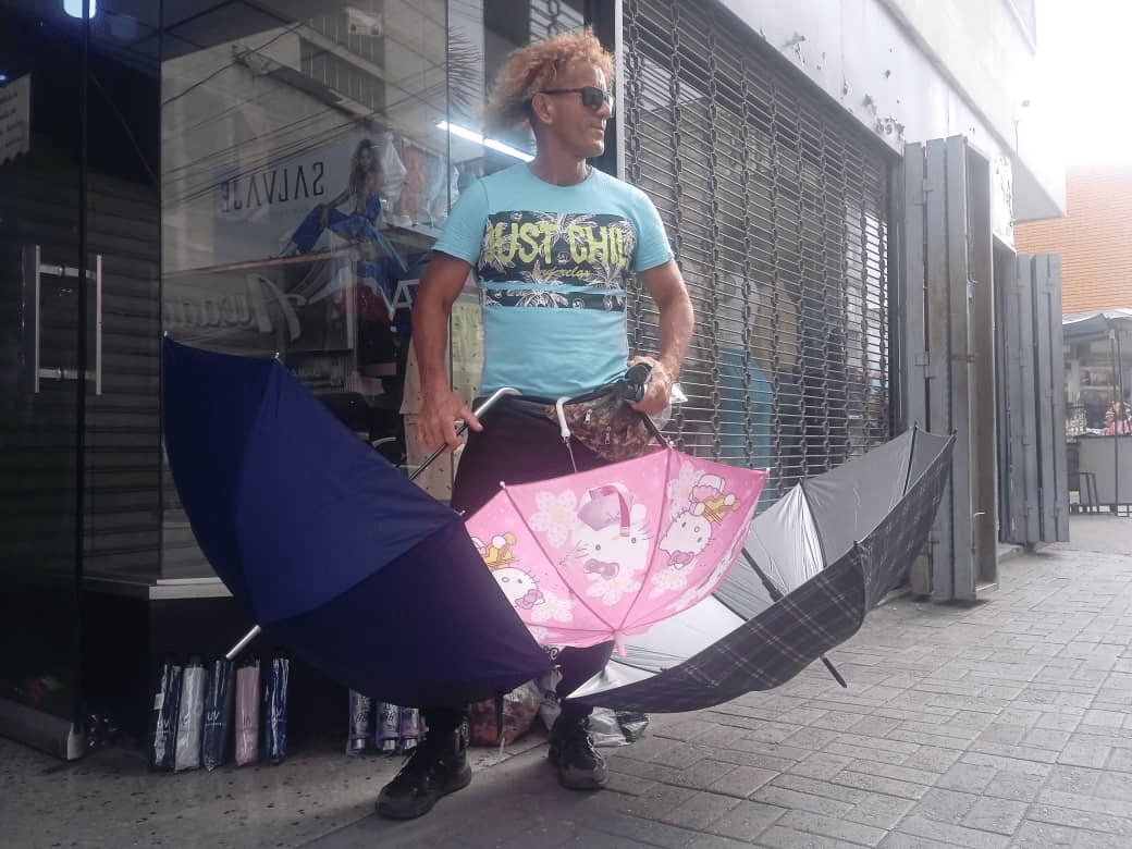 El hombre de los paraguas: 30 años de historias bajo el sol de la Avenida 20