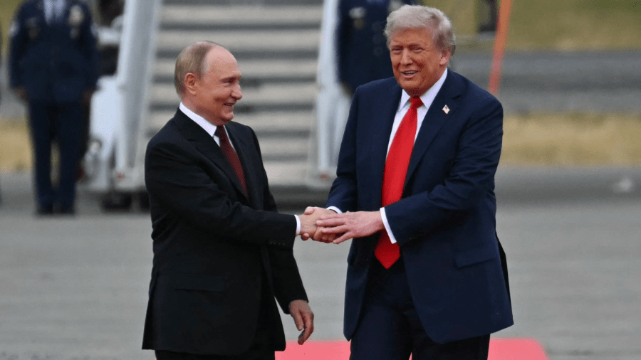 Donald Trump recibe a Vladimir Putin sobre una alfombra roja en la base militar de Alaska para abrir la cumbre