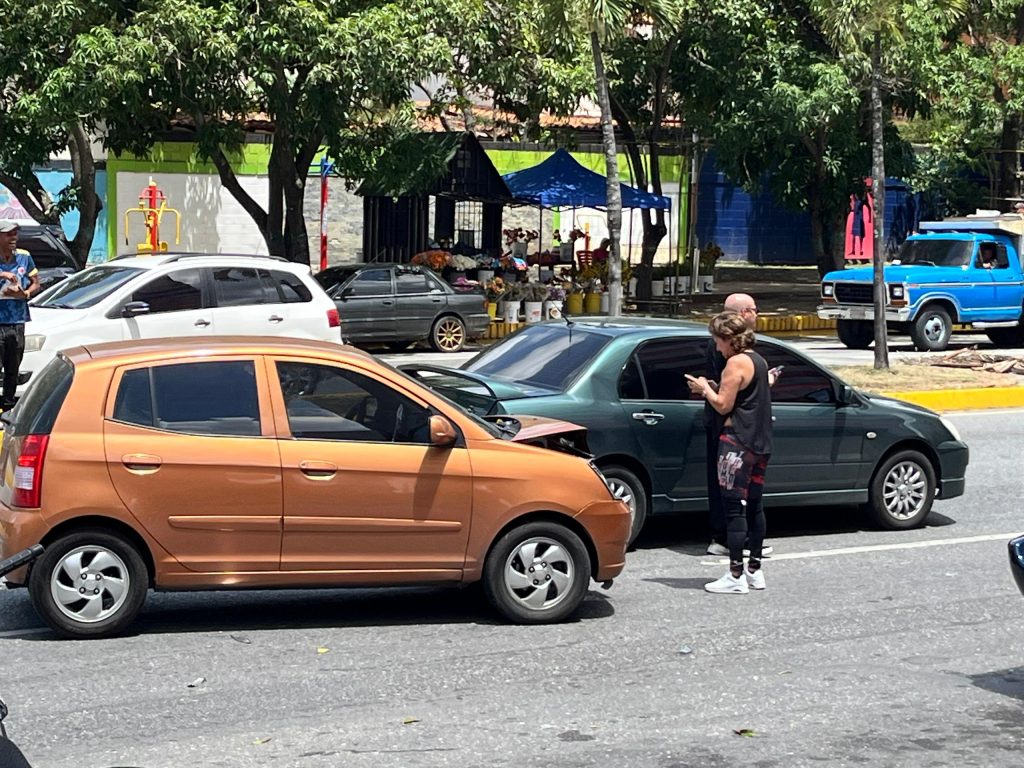 Tres carros colisionan en la Av. Los Leones y el responsable se da a la fuga