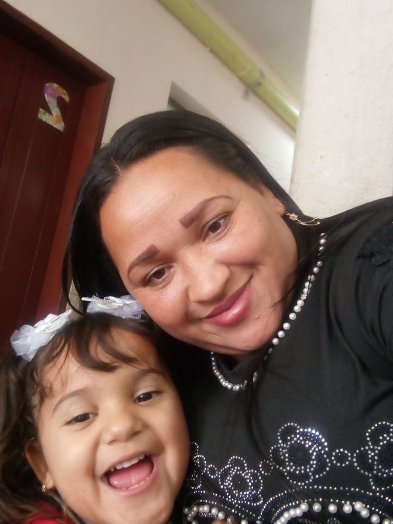 La carrera contra el tiempo para salvar a la niña con corazón de guerrera