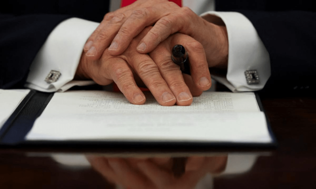 La misteriosa mancha en la mano de Trump y las señales sobre su salud