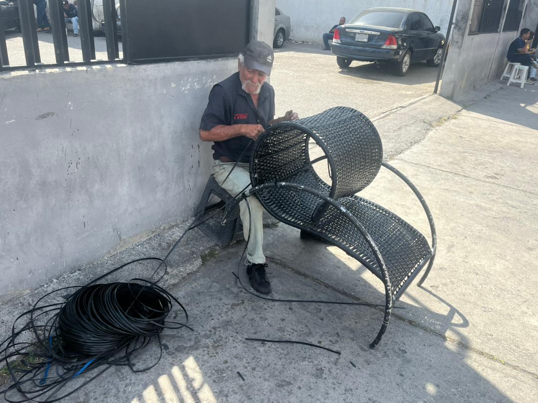 ¡El valor de la reparación! Orlando Durán revive sillas deterioradas con su destreza en mimbre y ratán