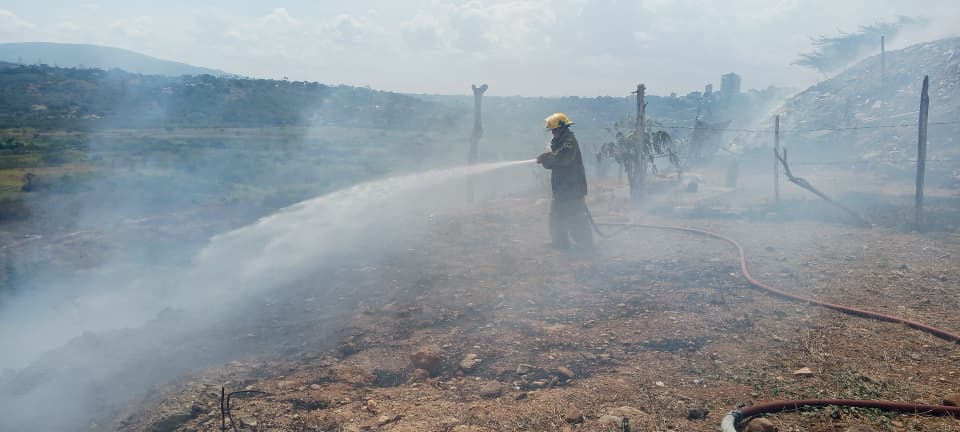 ¡Alarma en Jirahara! Incendio forestal amenaza casas y pone en riesgo a niños con asma en Barquisimeto