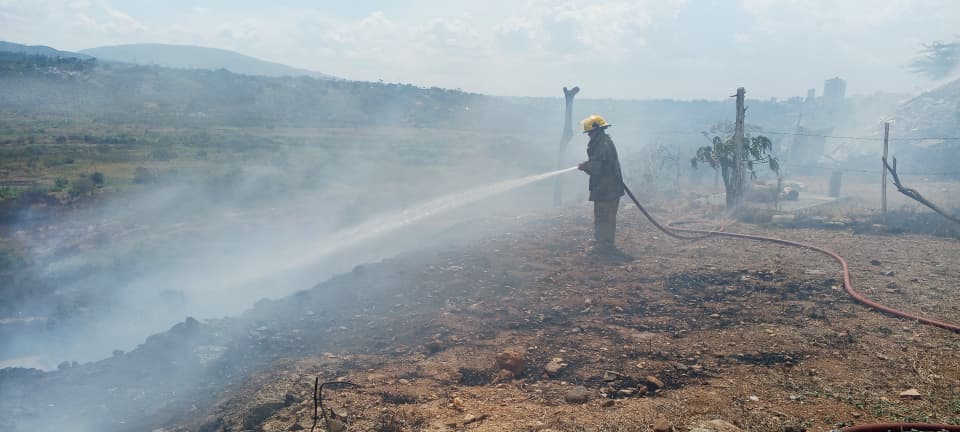 ¡Alarma en Jirahara! Incendio forestal amenaza casas y pone en riesgo a niños con asma en Barquisimeto