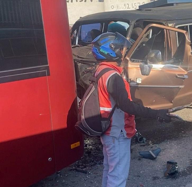 Accidente en La Cañada: Microvan sin frenos choca a Transbarca y deja 7 heridos