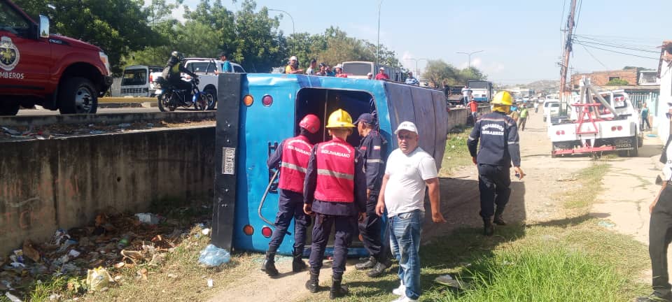 Vuelco de autobús deja graves víctimas en la Florencio Jiménez