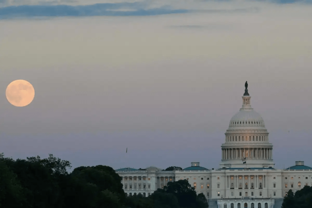 La "Luna de Cazador" al Atardecer