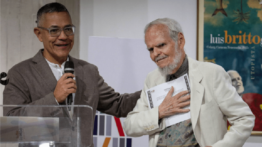 El reconocido escritor Luis Britto García recibe el Premio Alí Primera y es declarado Patrimonio Nacional por su legado literario y cultural